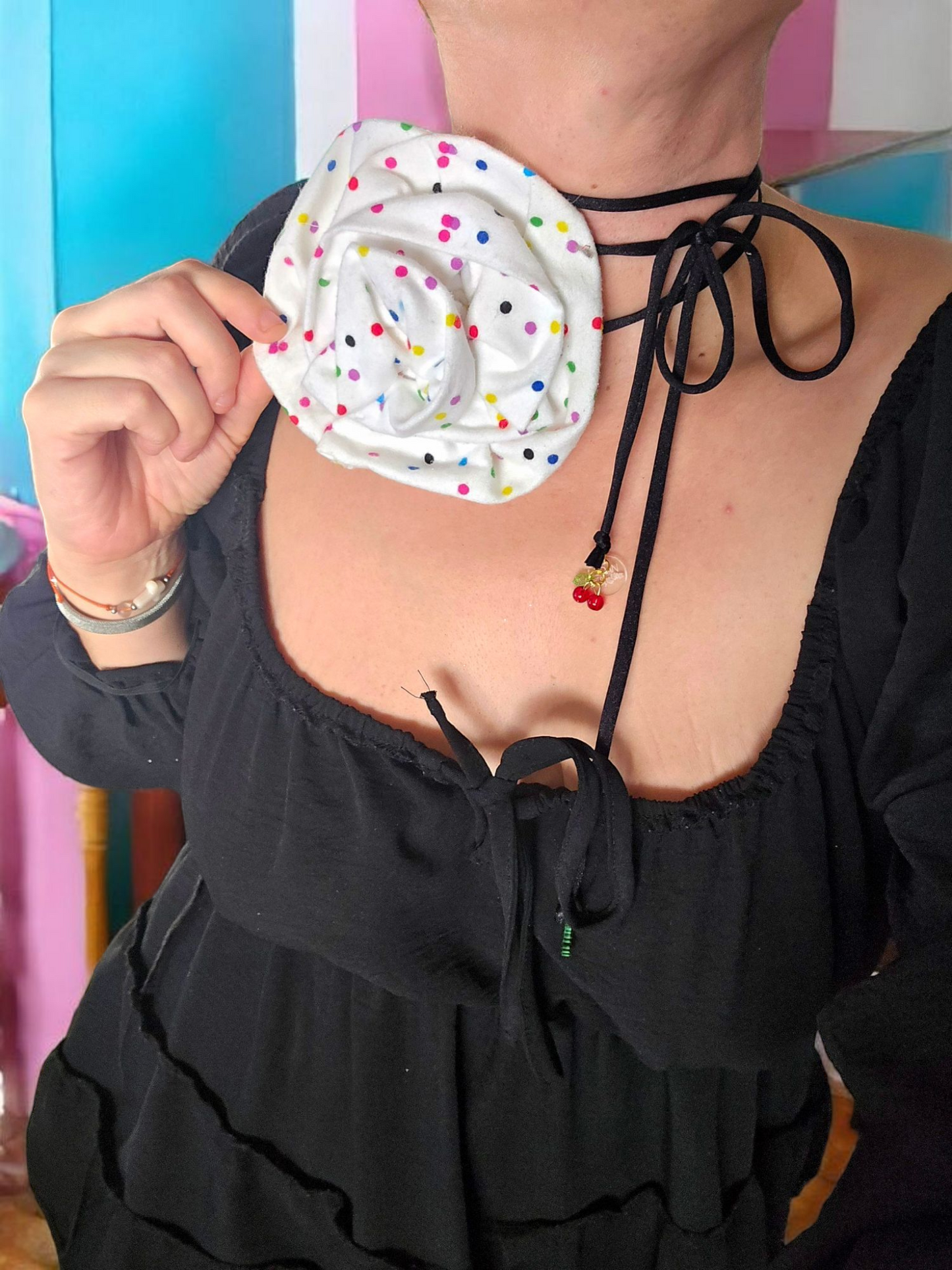 White and color dots flower choker