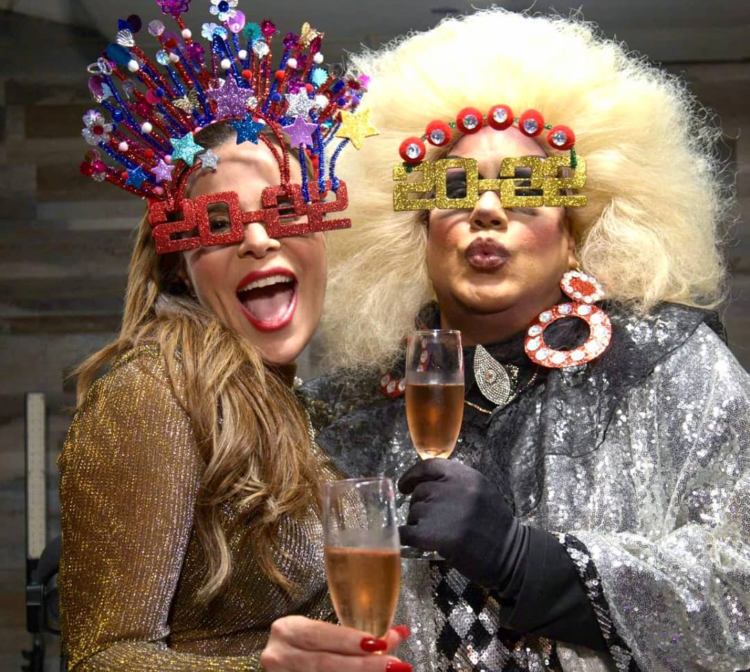 Saudy Rivera y Dreuxila Devine utilizando los accesorios de Loran Arts